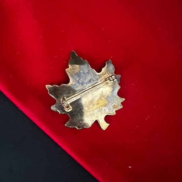 Gold Leaf Brooch with Pink Rose Embroidery Vintage 60 - Picture 6 of 7